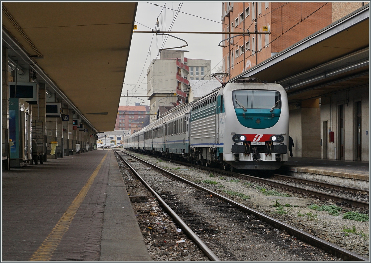 Auf den ersten Blick eine  402, doch die FS E 403 ist eine eigne, kleine Baureihe, hier erreicht die 403 005 mit einem Nachtzug Torino Porta Nuova.
10. März 2016