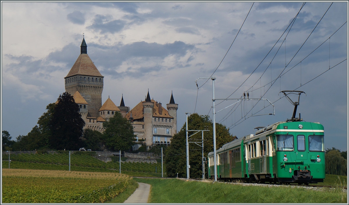Auf der Fahrt Richtung Bière: Ein BAM Regionalzug nähert sich dem Châteeu de Vufflens.
8. Sept. 2014