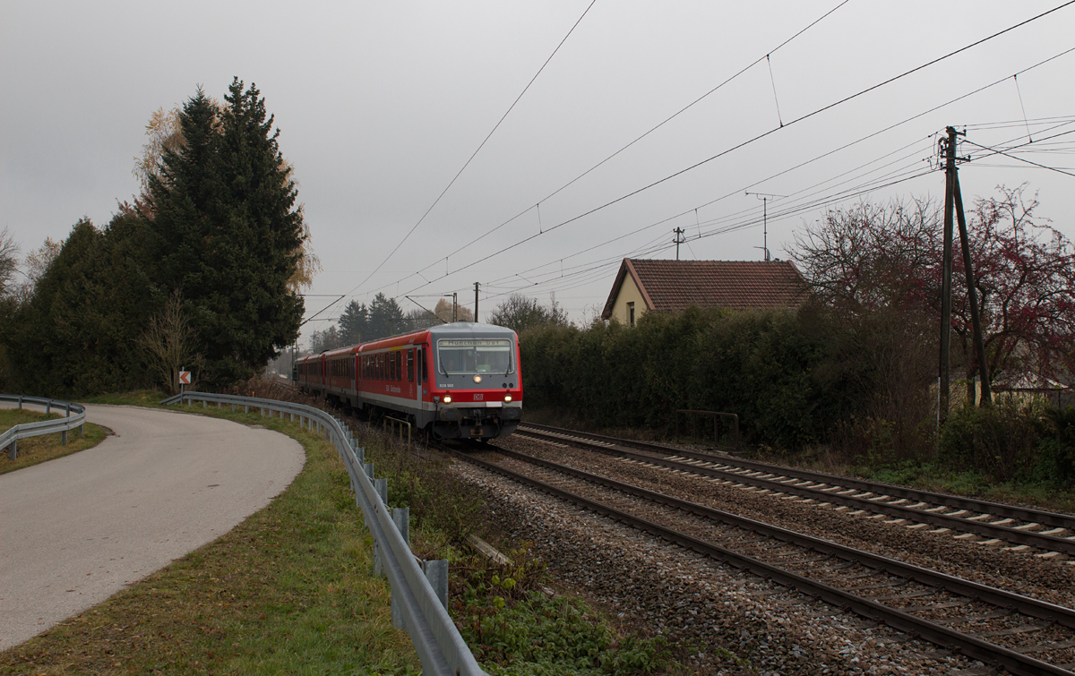Auf ihrer Fahrt von Mühldorf nach München Hbf wurden 628 560-5 und sein Schwesterfahrzeug am Rande von Markt Schwaben am 13.11.16 verewigt.
