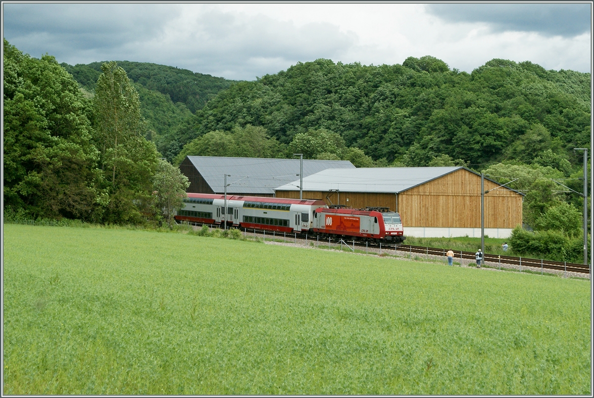 Auf der Nordbahn gegen Süden unterwegs zeigt sich die CFL 4009 im Werbeanstrich 100 Jahre Luxwmbourg. 

15. Juni 2013