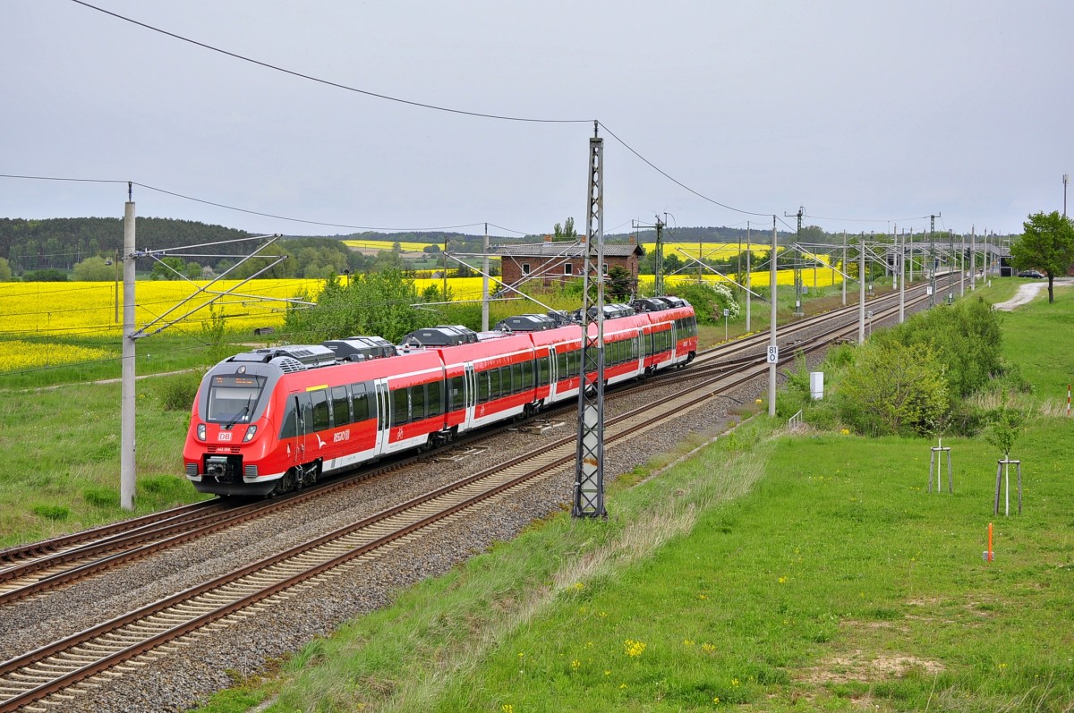 Auf der S3(Warnemünde-Rostock-Laage-Güstrow)ist der 442 359 am 18.05.2015 unterwegs,hier in geknipst in Plaaz.