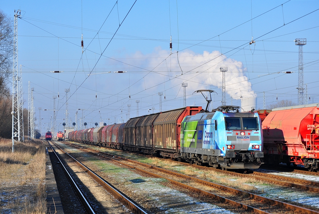 Aufgrund von Bauarbeiten in Mukran auf Rügen werden einige Züge mit der Fähre nach Rostock-Seehafen gefahren.Einen solchen Zug bespannte heut die 185 152,hier kurz vor der Abfahrt in Rostock-Seehafen.