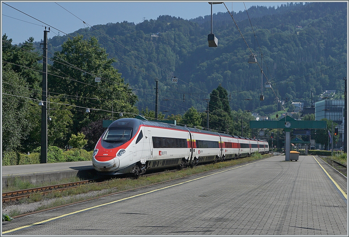 Aus der Gegenrichtung trifft kurz darauf der SBB RABe 503 als EC München - Zürich in Bregenz ein.

14. August 2021