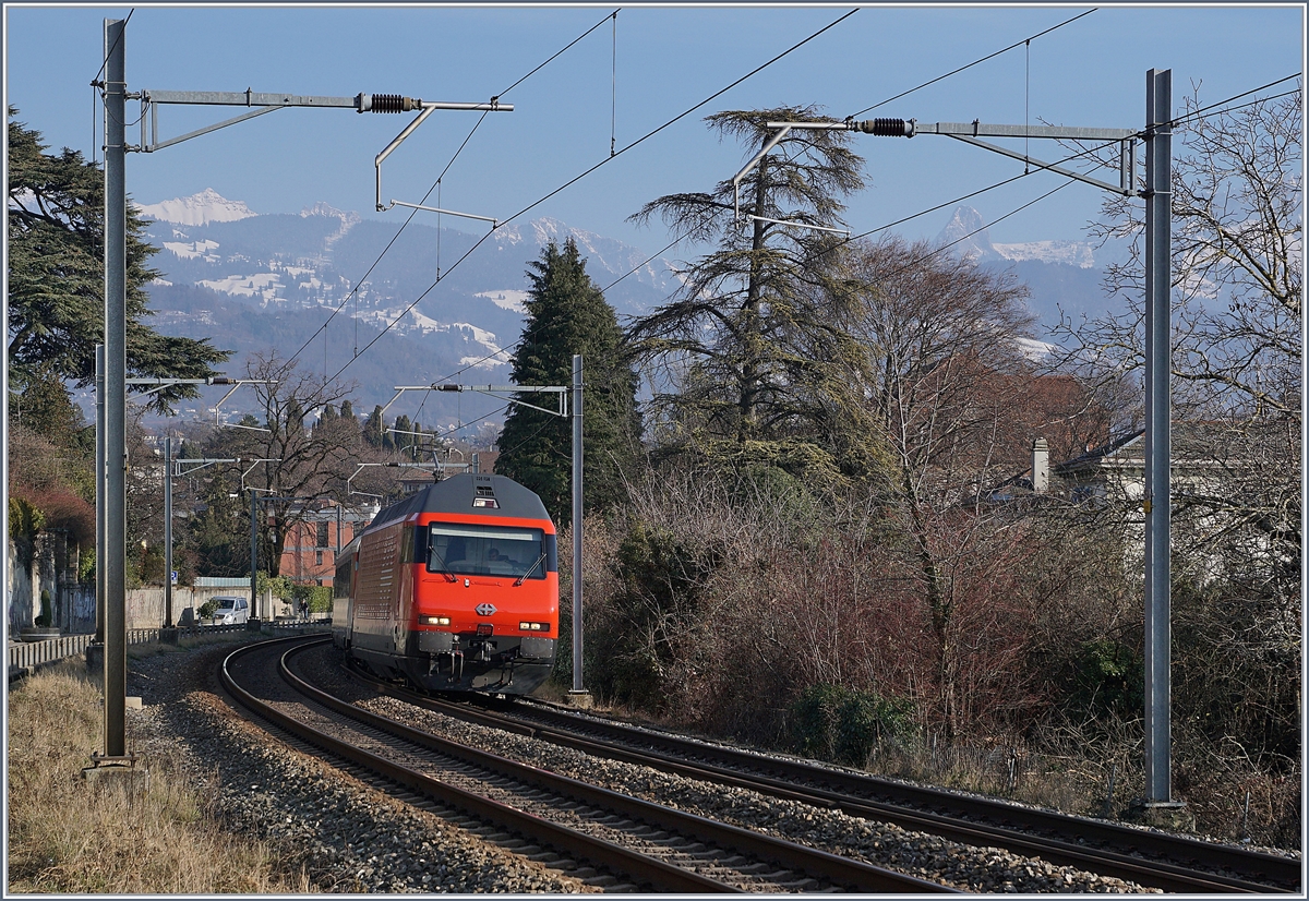 Ausgangs Vevey fotografierte ich diese SBB Re 460 mit ihrem IR nach Genève. 

25. Jan. 2019