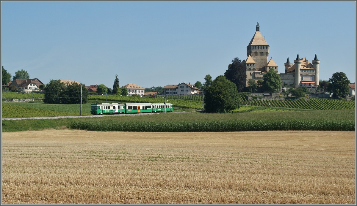BAM Regionalzug 114 erreicht in Krze den Halt Vufflens le Chteau. 
15. Aug. 2013