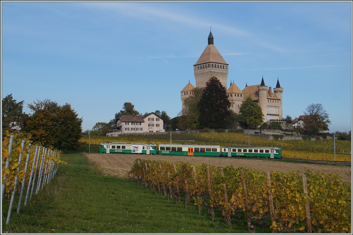 BAM Regionalzug vor der Kulisse des Château de Vufflens.
20. Okt. 2015