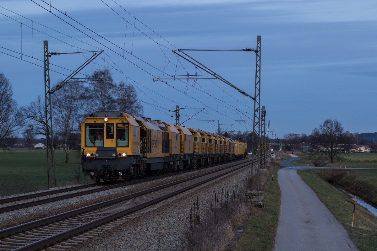 Bauzug der Schweizer Firma  Speno International  aus Salzburg kommend am 11. Dezember 2015 bei bersee am Chiemsee.