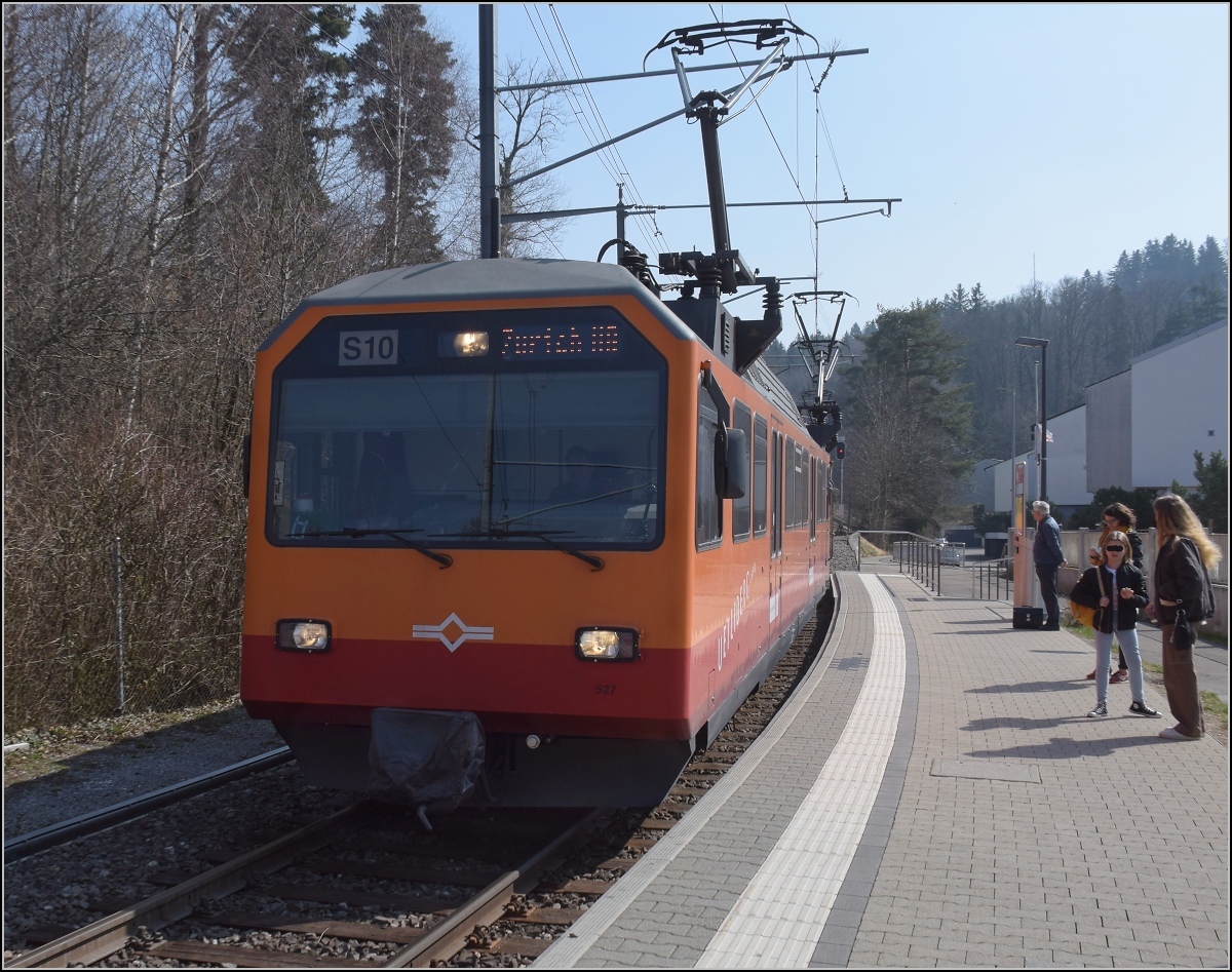 Be 556 522, ein Tiefeinstiegswagen und ein nicht bekannter Be 556, hinten Be 556 527 in Uitikon-Waldegg. M�rz 2022.