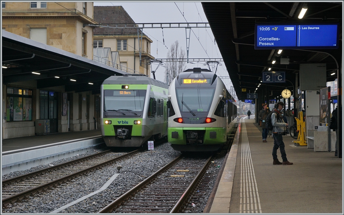 Bei dem dumpfen Licht scheint die Farbgebung des BLS NINA RABe 525 029 und des von der SBB gemieteten TransN Flirt RABe 532 074 zumindest was das Grün betrifft ziemlich ähnlich zu sein. 

Neuchâtel, den 20. Dez. 2021