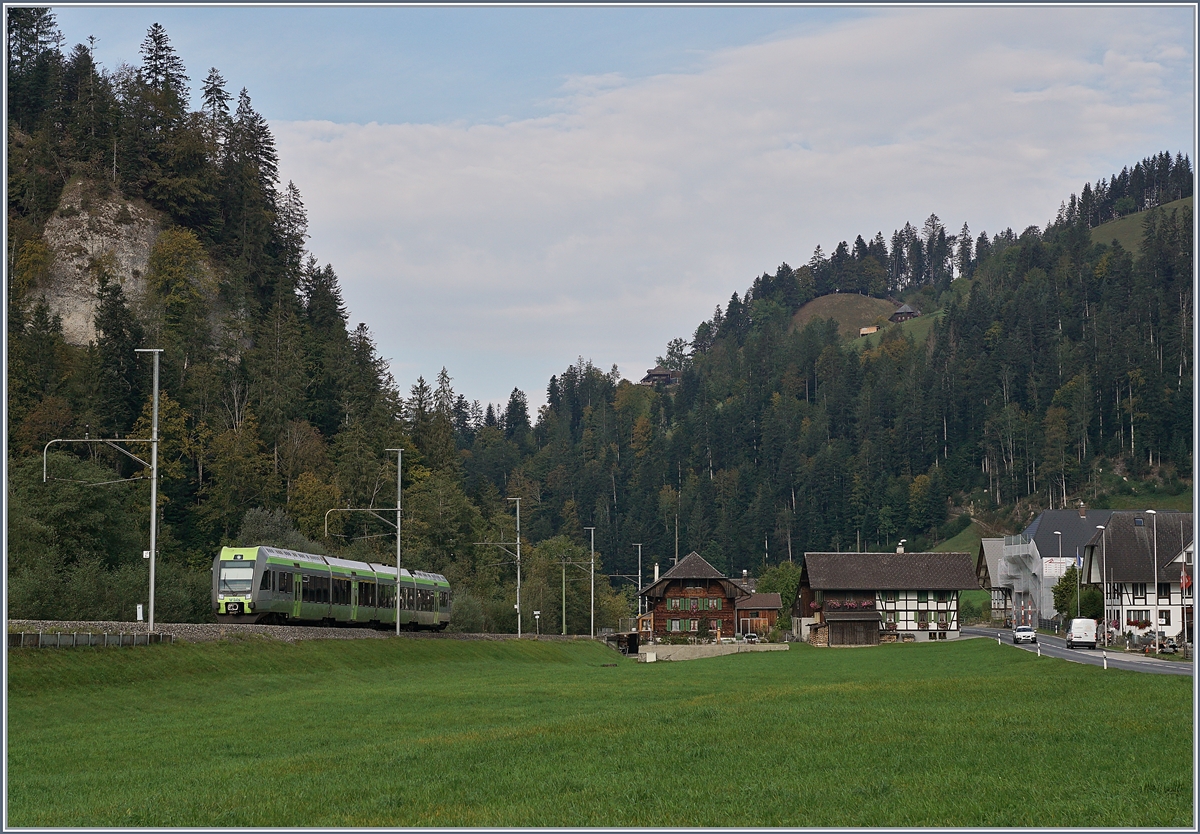 Bei Dürrenbach ist der BLS  Lötschberger  RABe 535 106 als S 6 22632 von Luzern nach Langnau unterwegs und erreicht in wenigen Minuten Trubschachen. Während die weitere Umgebung schon zum Emmental gehört, ist der Talboden nördlich der Ilfis und somit auch das Trasse der Bahn noch Bestandteil des Entlebuchs.

1. Oktober 2020 