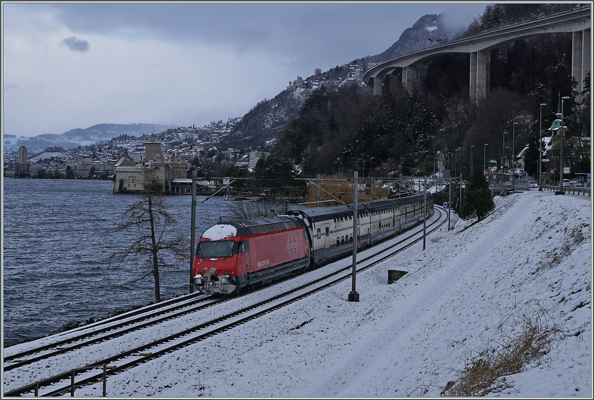Bei etwas (hier eher seltenem) Schnee fahren am Genfersee bei Villeneuve zwei SBB Re 460 mit einem IR90 von Brig in Richtung Genève Aéroport. Im Hintergrund ist das Château de Chillon zu erkennen.

25. Jan. 2021