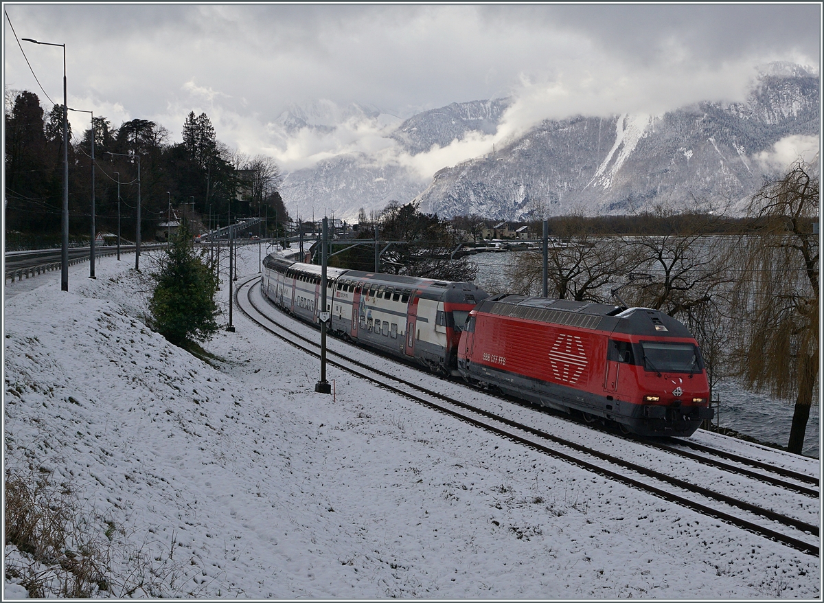 Bei etwas (hier eher seltenem) Schnee fahren am Genefersee bei Villeneuve zwei SBB Re 460 mit einem IR90 von Brig in Richtung Genève Aéroport. 

25. Jan. 2021