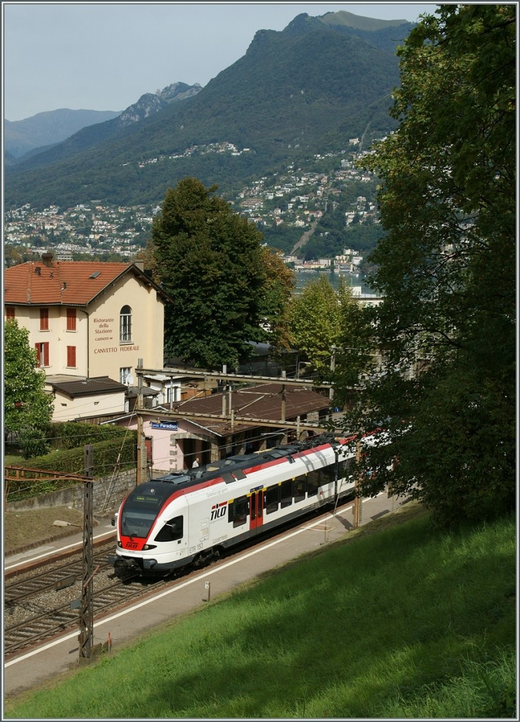 Bei der kleinen Haltestelle Lugano Paradiso hält gerade in TILO-Flirt RABe 524.

14. Sept. 2013