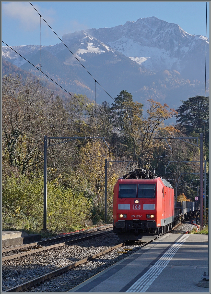 Bei der nicht ganz erfolgreichen Suche nach letzten Herbstboten kam ich zu diesem Bild: Bie Burier ist die DB 185 135-1 mit dem Novelis Güterzug von Sierre nach Göttingen unterwegs, im Hintergrund ist der Rochers de Naye zu sehen. 

23. November 2023