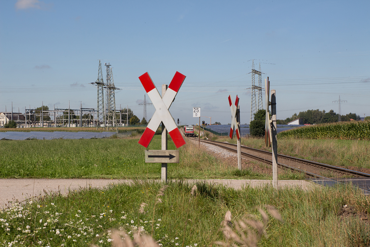 Bei seiner Ausfahrt aus dem Bahnhof Pirach in Richtung Mühldorf wurde einem 628 nachgeschaut.