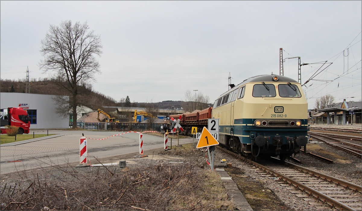 Beim Abladen von Schotter konnte ich 225 082 der Aggerbahn am 30.03.2018 in Kreuztal fotografieren.