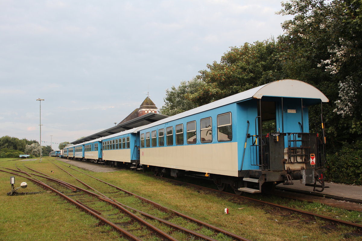 Bereitgestellter Zug am Morgen des 28. August 2016 im Bahnhof  Wangerooge .