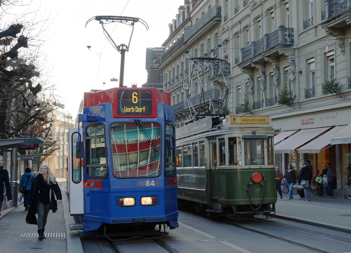 Bernmobil: Das Weihnachtstram war vom 4. Dezember bis zum 20. Dezember 2015 an den Tagen Mittwoch, Donnerstag, Freitag und Samstag in der Stadt Bern unterwegs. Ab der Haltestelle Schwanengasse wurden die Endhaltestellen Guisanplatz und Ostring angefahren. Als M�RLITRAM weihn�chtlich geschm�ckt wurde der Be 4/4 145 (1935). Wegen grossem Andrang musste am Samstag den 19. Dezember 2015 f�r zus�tzliche Fahrten das Restaurant Tram BRe 4/4 647, ebenfalls aus dem Jahre 1935, eingesetzt werden. Es freute viele Kinder sehr, dass das M�RLITRAM auch diesen Dezember unterwegs war. Die f�nf Aufnahmen entstanden am 19. Dezember 2015 in Bern.
Foto: Walter Ruetsch