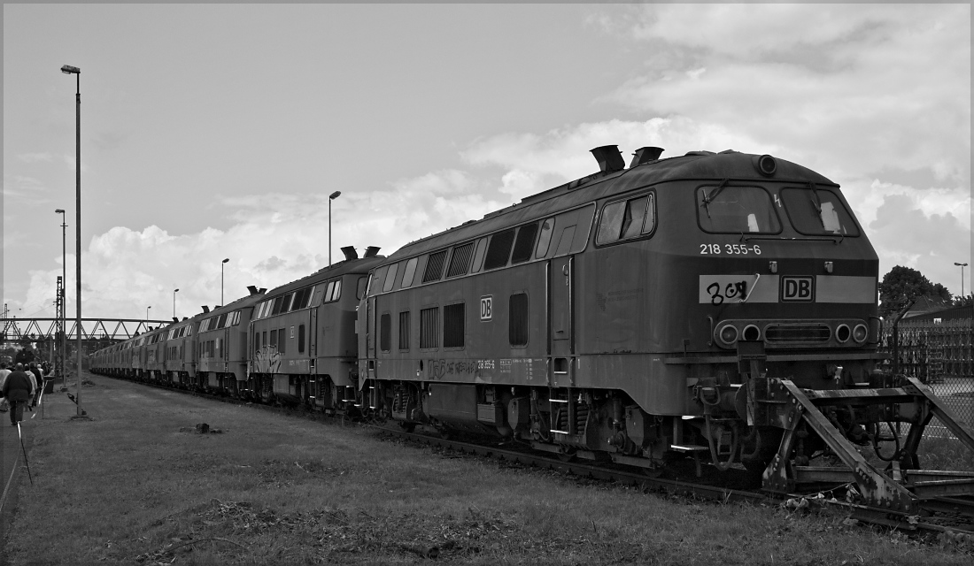 Bild der  Schrottlok-Reihe  im Aw Bremen (14.06.14). Erste Lok am Prellbock ist die 218 355