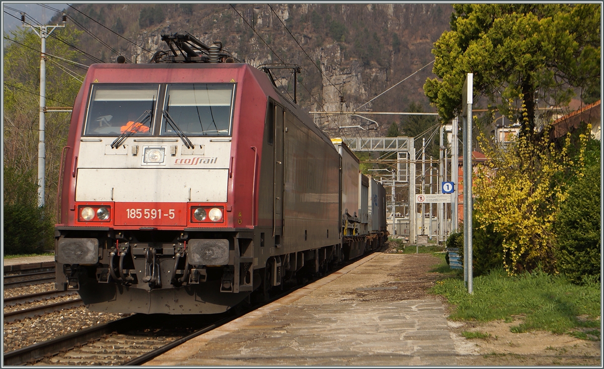 Bildfüllend zeigt sich die crossrail 185 591-5 in Varzo. 
11. April 2015