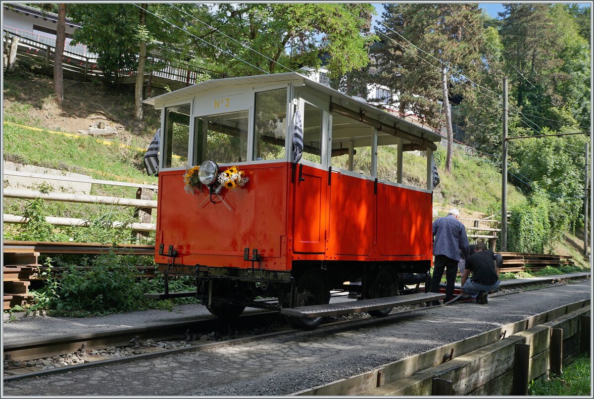  Biniou  lautet der Name der Dm 2/2 N� 3 der Blonay Chamby Bahn. 
Biniou nennt man in der (ehemaligen) Heimat der Dm 2/2 N� 3 eine Art  Dudelsack . 
Das Bild entstand auf freier Strecke der Blonay Chamby Bahn nach dem Drehen des Dm 2/2 N� 3. 

8. Sept. 2024