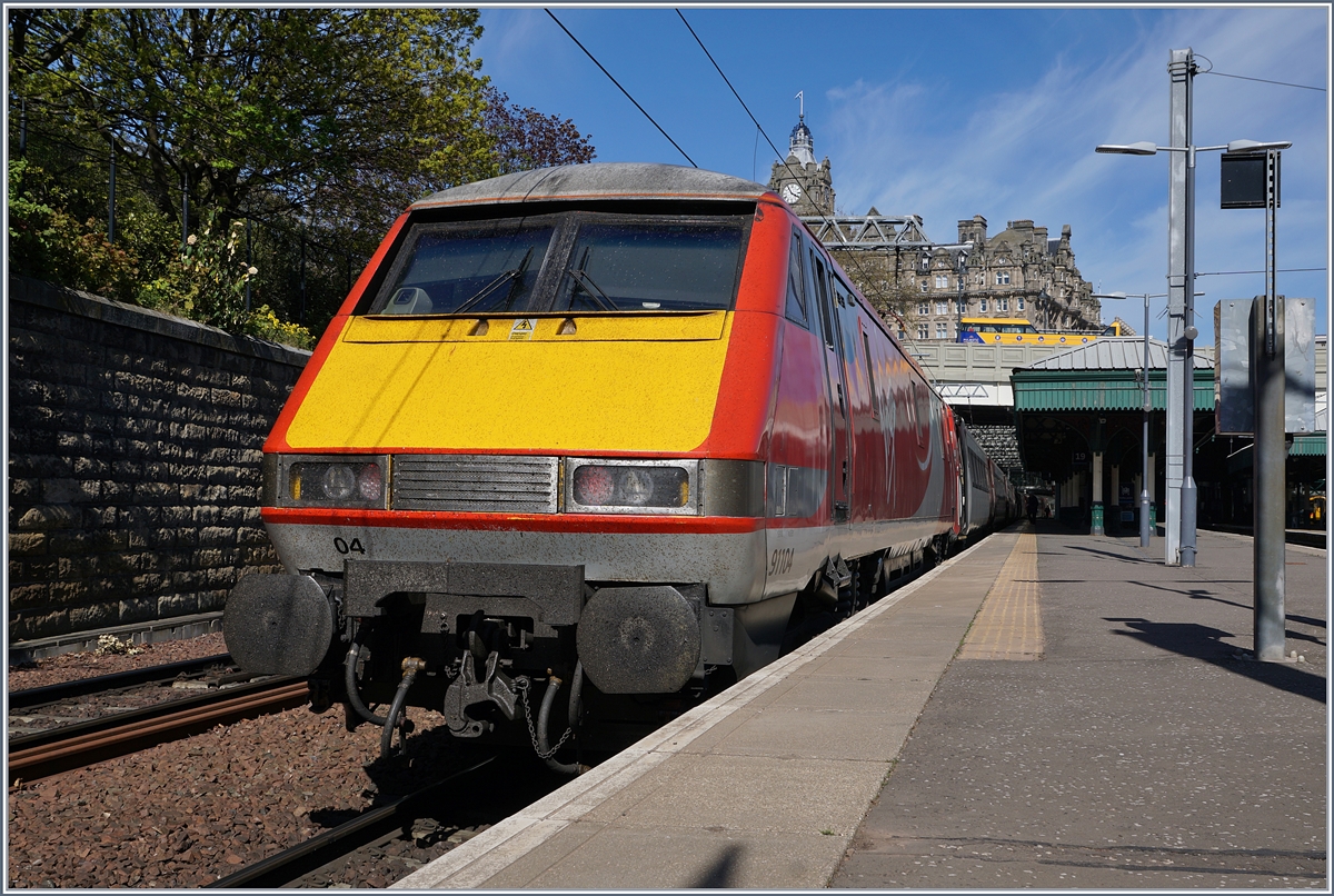 Bis auf den letzten Zentimeter musste ich die  Plattform  ausnutzen um den Virgin Train East Coast Class 91 einigermassen aufs Bild zu bekommen.
Edinburgh, den 03. Mai 2017