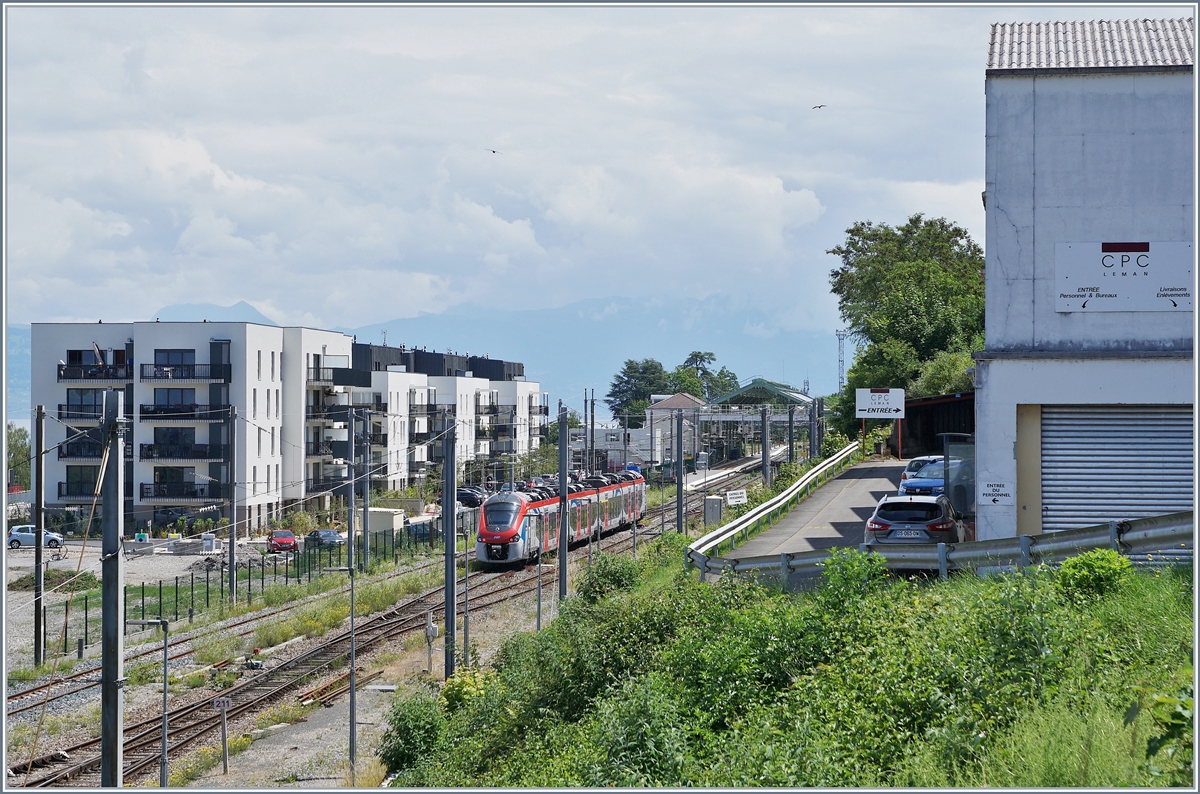 Blick auf den Bahnhof von Evian und einen hier eintreffenden SNCF Coradia Polyvalent régional tricourant Léman Express Z 31500 M. 

15. Juni 2020