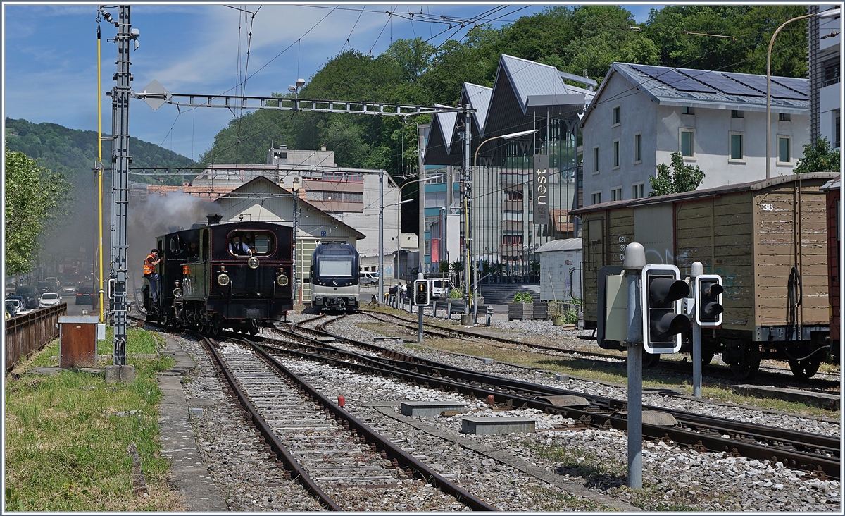 Blonay-Chamby Schweizer Dampffestival 2019: für den von Vallorbe kommenden Dampfextrazug fur die Blonay-Chamby Bahn einen entsprechenden Anschlusszug von und nach Vevey; das Bild zeigt die beiden dafür eingesetzten G3/3 N°6 und HG 3/4 ° N* 3 beim Manöver in Vevey. Im Hintergrund ist ein MOB Alpina zu entdecken.

8. Juni 2019