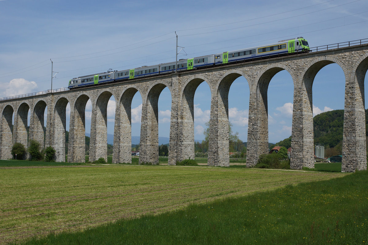 BLS: BLS Regionalzug mit einem RBDe 565 Triebzug beim Passieren des Gümmenen Viadukts am 7. Mai 2016.
Foto: Walter Ruetsch