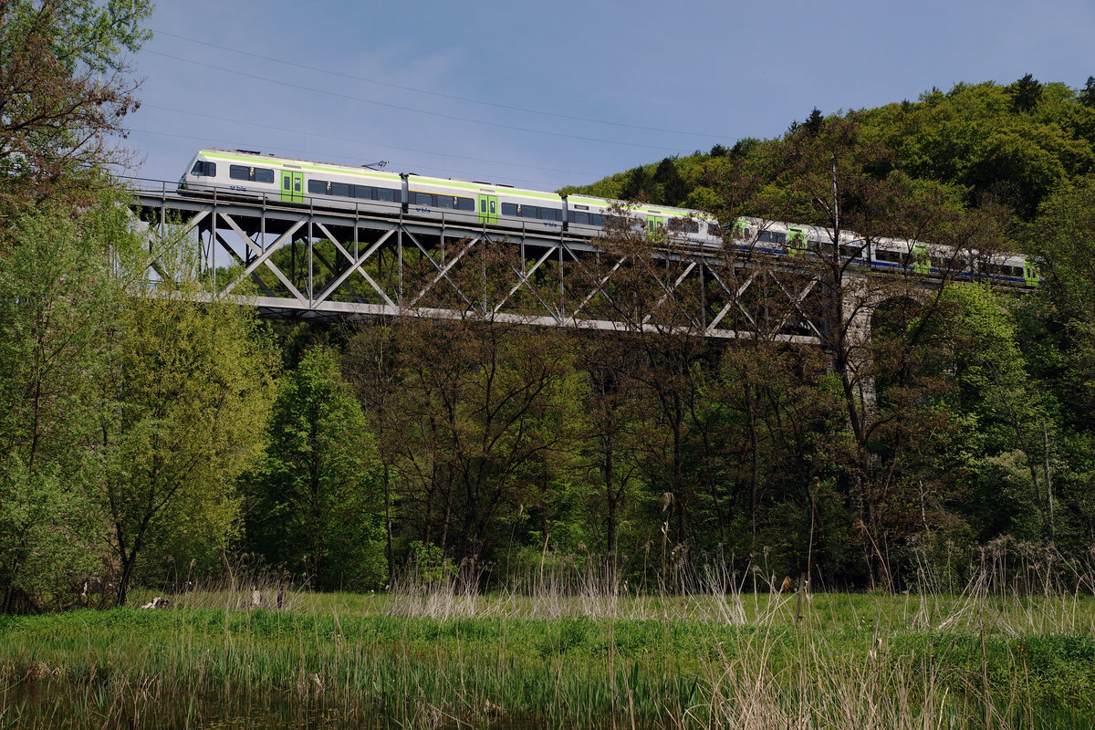 BLS: Die Regionalzüge Neuchâtel-Bern und Murten-Bern fahren ab Kerzers gemeinsam nach Bern. Fotografiert wurde die Doppeltraktion RAbe 525  NINA  noch mit dem alten Anstrich auf dem Gümmenen Viadukt am 7. Mai 2016.
Foto: Walter Ruetsch