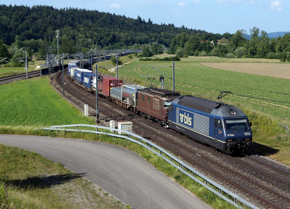 BLS: Güterzug mit Doppeltraktion Re 465 002 und einer Re 425 bei Roggwil am 2. Juni 2015.
Foto: Walter Ruetsch