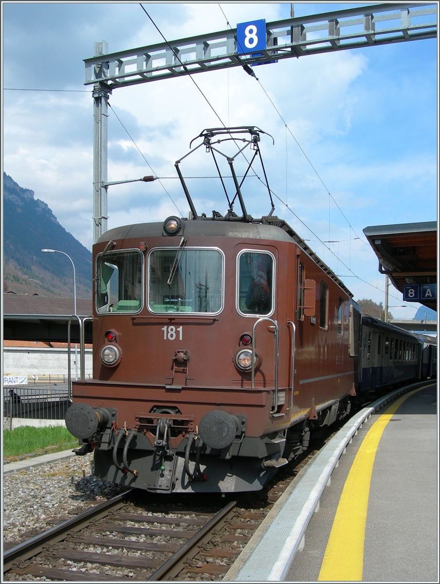 BLS Re 4/4 181 - 189 ab 1974; die BLS Re 4/4 181  Interlaken  wartet in Interlaken Ost mit ihrem RE nach Zweisimmen auf die Abfahrt. 

23. April 2006