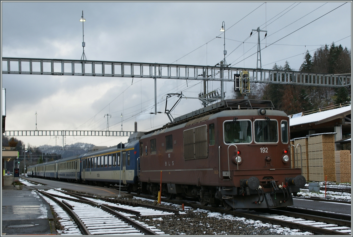 BLS Re 4/4 192 mit einem RE von Zweisimmen nach Interlaken Ost beim Halt in Erlenbach.
24.11.2013