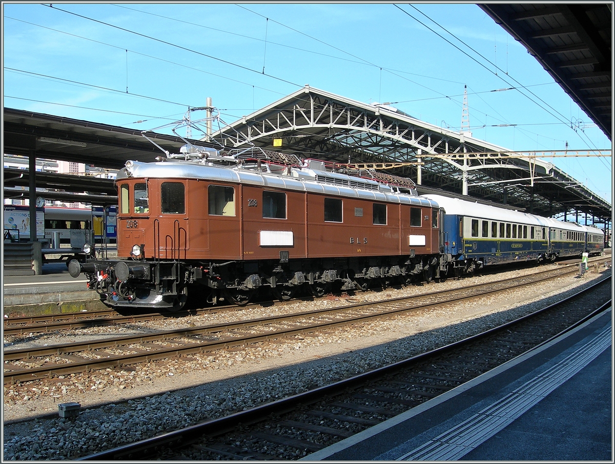 BLS Triebfahrzeuge sind hin und wieder in Lausanne zu sehen; aber eine der formschönen BLS Ae 6/8 ist dann doch eine sehr grosse Seltenheit! Hier verlässt die Ae 6/8 208 mit einem Extrazug Lausanne Richtung Domodossola.
7. Juni 2015