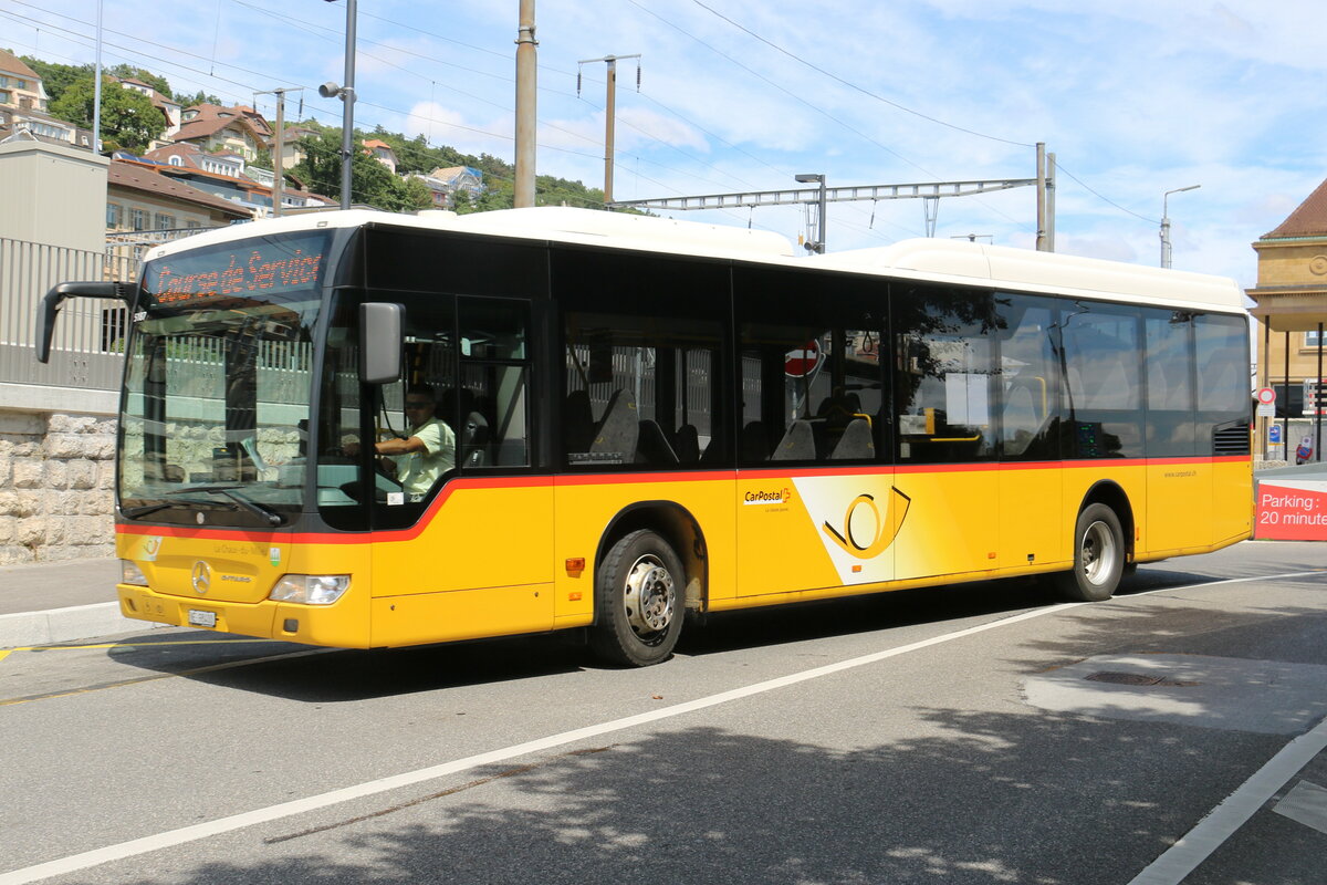 CarPostal Ouest - NE 98'400 - Mercedes am 6. August 2021 beim Bahnhof Neuchtgel (Aufnahme: Martin Beyer)