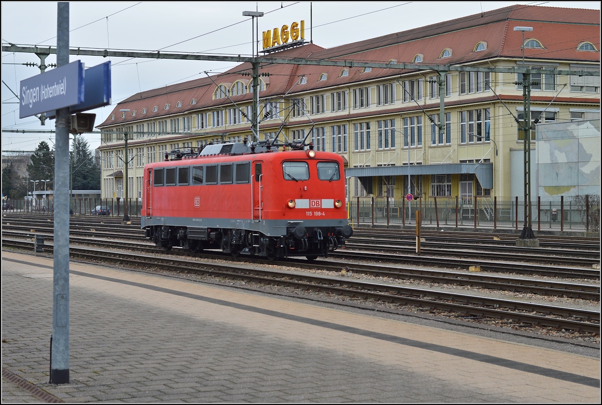  D-Zug -Verbindung Zürich &ndash; Stuttgart: Back to the roots. Kasten E10 (115 198-0) steht für den IC bereit, hier vor der Kulisse des Maggi-Werks. Februar 2014.