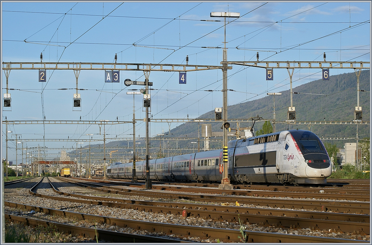 Da es wohl in Bern an einem geeigneten Abstellplatz fehlt, verbringt der TGV Paris -Bern Paris die Nacht im Rangierbahnhof von Biel.

Der TGV Lyria 4411 wartet am 24. April 2019 auf die Fahrt nach Bern. 

