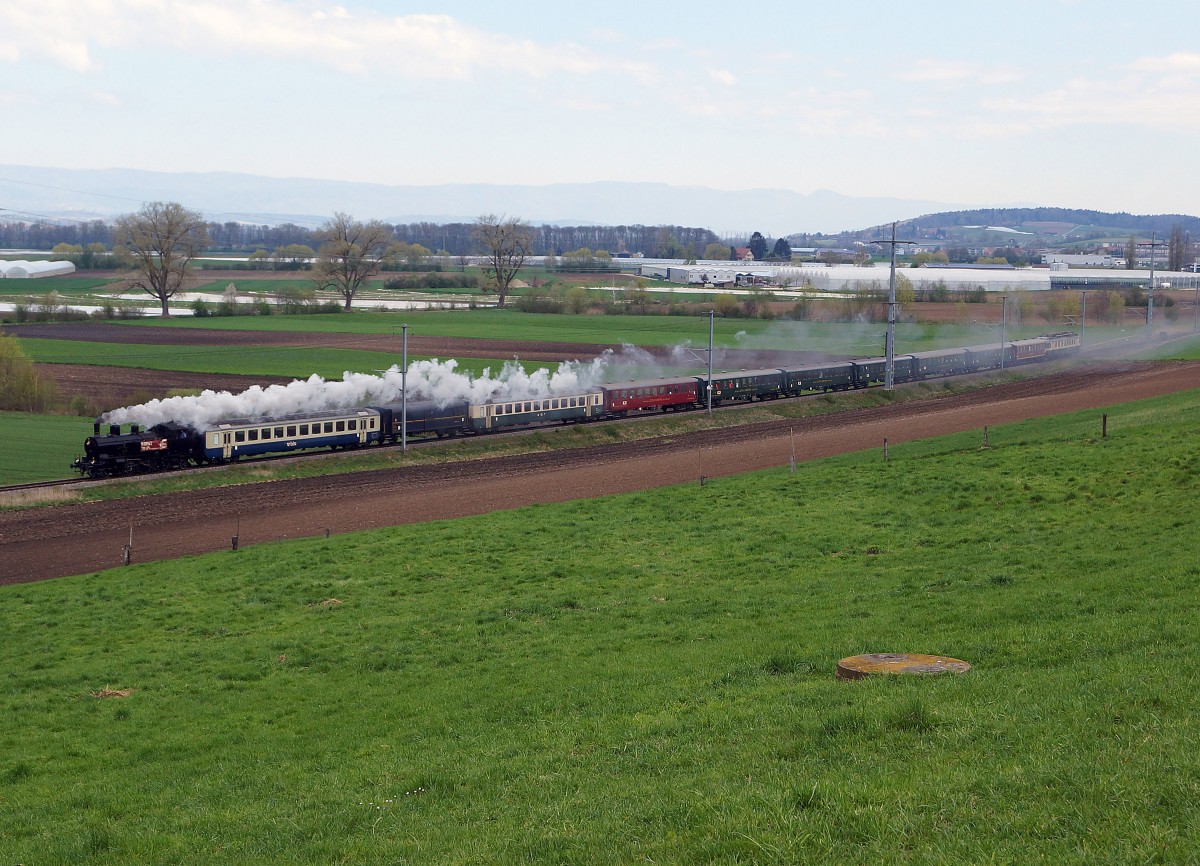 Dampfbahn Bern: Eb 3/5 5810 ehemals SBB mit dem legendären Whisky Train bei Kerzers unterwegs am 19. April 2015.
Foto: Walter Ruetsch 