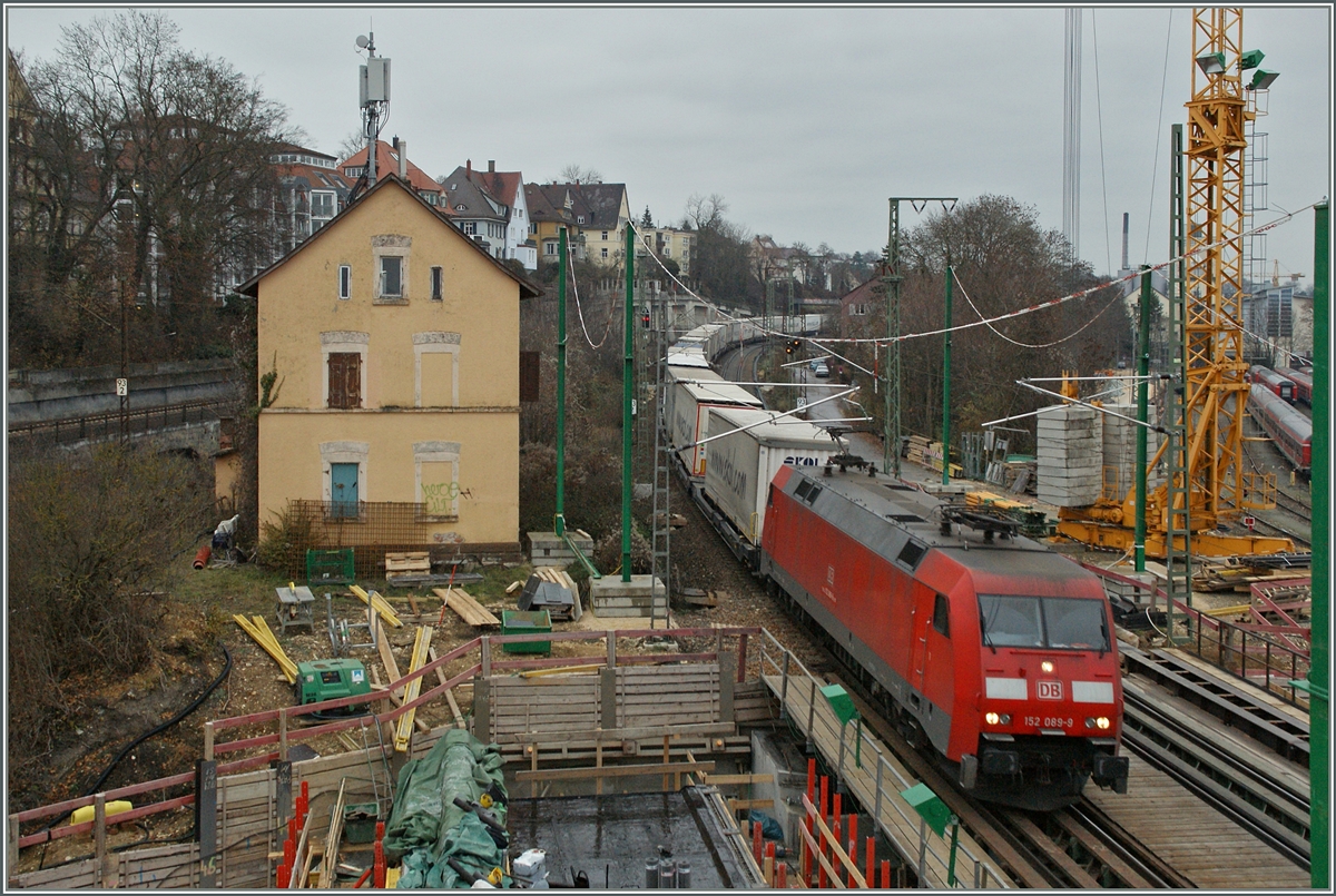 Das  andere Ende von Stuttgart 21 : Ulm. Und somit wird auch hier schon kräftig gebaut.
Die 152 089-9 erreicht mit einem Güterzug Ulm Hbf.
29. Nov. 2013