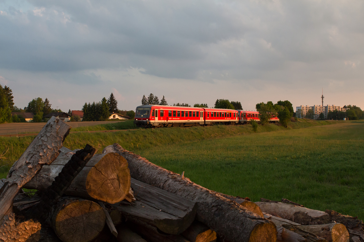 Das Pärchen 628 629-8 und 585-2 sind am abendlichen 22. Mai 2017 aus Markt Schwaben heraus in Richtung Mühldorf unterwegs.