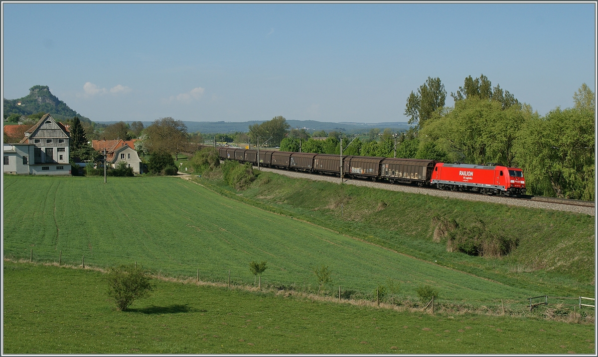 DB (Railion) 185 mit einem Güterzug kur vor Singen.
22. April 2011 