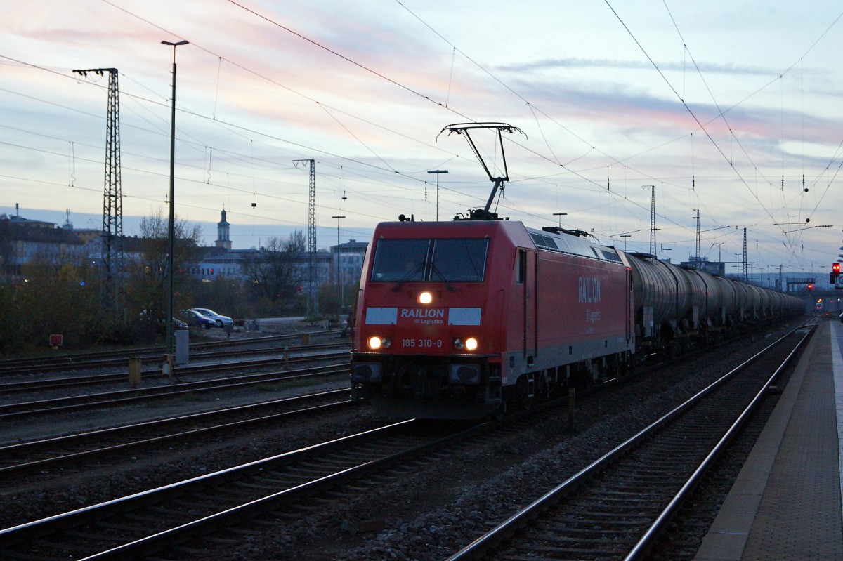 DB RAILION: BR 185 310-0 mit einem Kesselwagenzug anlässlich der Bahnhofsdurchfahrt Regensburg am frühen Morgen des 21. November 2014.
Foto: Walter Ruetsch