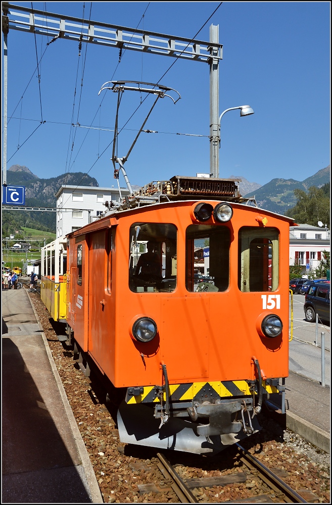 De 2/2 151 gehört zur Erstausstattung der Berninabahn und ist 106 Jahre im Dienst. 

Mit 7,15 m Länge, 13 t Leergewicht, 45 km/h Höchstgeschwindigkeit und 154 kW Leistung wurde er im Jahr 1909 als Fe<sup>2</sup> von der SIG beschafft. Später wurde er von Fe 2/2 zu De 2/2 umbnannt. Auch hochbetagt scheint er vollen Einsatz zu bringen und seinem gepflegten Äußerem nach zu urteilen, wird das auch künftig dabei bleiben. Poschiavo, August 2015.