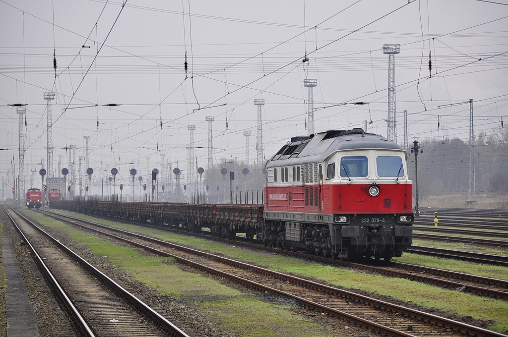 Den EK 53224 nach Waren(Müritz) bespannte am 16.02.2015 die 232 079,hier kurz vor der Abfahrt in Rostock-Seehafen.