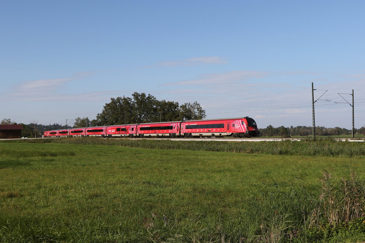 Der  100 Jahre BB-Railjet  pendelte am 18. September zwischen Salzburg und Mnchen. Das Bild entstand bei Weisham, zwischen Prien und Bernau.