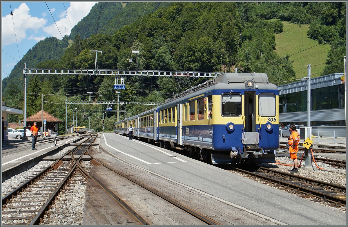 Der ABeh 4/4 306 waretet mit seinem Zug  auf die Abfahrt nach Grindelwald. Der Blick des Personals gilt nicht etwa dem Fotogarfen sondern Reisenden welche in Interlaken in den  Lauterbrunnen-Zug  einstiegen und nun relativ wenig zügig umsteigen und somit den Zugsverkehr verspäten.
7. August 2015