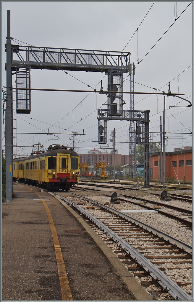 Der Ale 228 064 (Hersteller: BN, ACEC; Bauart: (A1)' (1A)' + (A1)' (1A)' Baujahr: 1954) ex SNCB 54 verlässt Modena mit dem Ziel Sassuolo. 20. Sept.2014