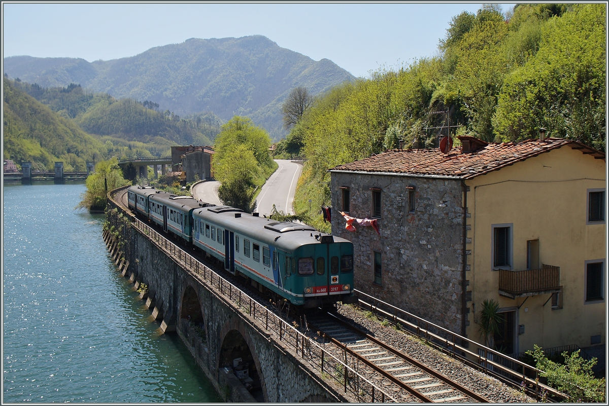 Der ALe 688 3197 hat mit zwei Ale 663 den Halt Borgo a Mozzano verlassen. 20. April 2015