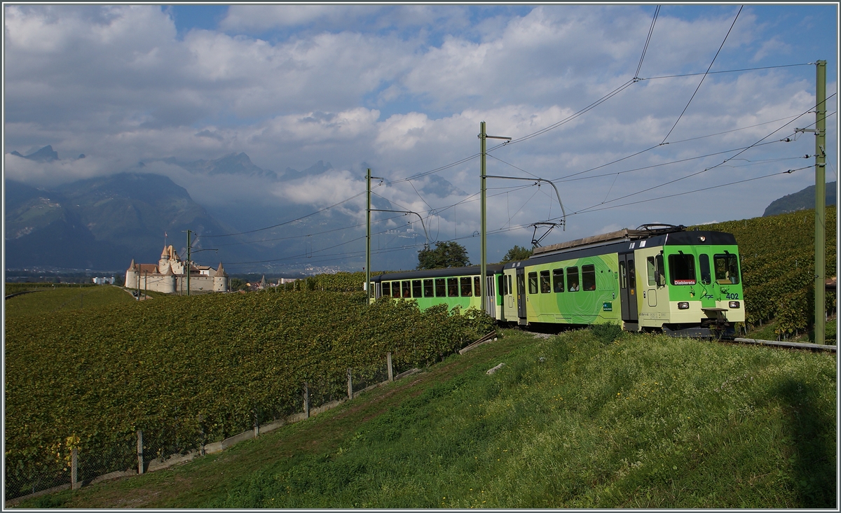 Der ASD BDe 4/4 402 mit Bt auf dem Weg nach Les Diablerets in den Weinbergen beim Schloss von Aigle.
4. Okt 2014