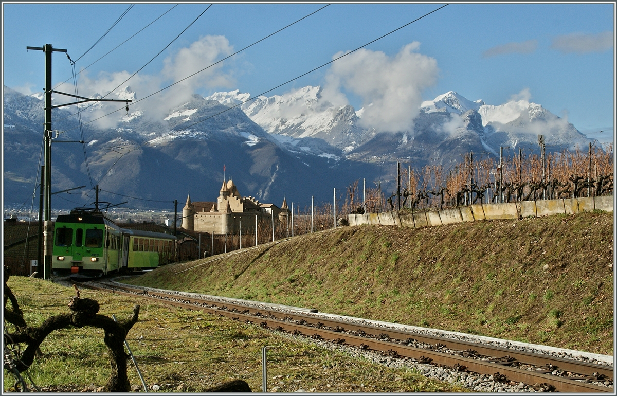 Der ASD Regionalzug 442 taucht vor der Kulisse des Schlosses von Aigle aus dem Talschaten auf. 
5. Jan. 2014